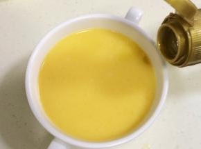 加入2～3滴食用油。