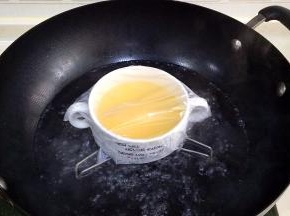 盖上保鲜膜，待锅内水烧开，把磷虾鸡蛋液放入锅内。