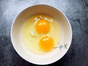 鸡蛋加入适量盐调散备用。