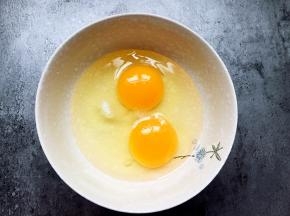 鸡蛋加入适量盐调散备用。
