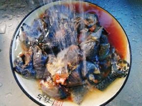 乌鸡斩小，冲洗干净