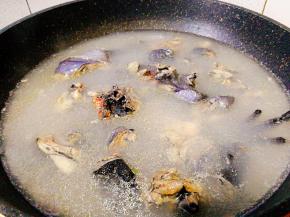 锅里放水，水开后放乌鸡块焯水