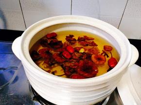 取一个砂锅，放入清水，乌鸡，红枣，姜片 适量的盐即可