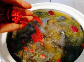 然后再加入枸杞子，