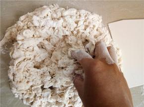 用手慢慢搅成絮状。