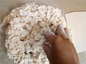 用手慢慢搅成絮状。