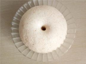 发好的面团用手指蘸点面粉戳个洞，没有回缩说明发酵到位了。