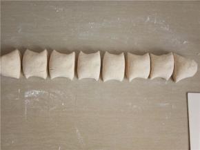 发好的面团充分按揉排气后分成8等份。