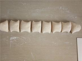 发好的面团充分按揉排气后分成8等份。