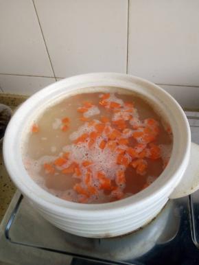 全部放入砂锅中