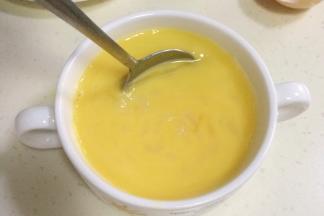 用筷子或汤匙搅拌均匀，若表面还有较多的气泡浮沫可以继续用汤匙滤去。