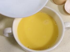 往鸡蛋液内加入温水，温水的量正常是鸡蛋量的1～1.5倍。