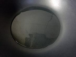 热锅倒油烧至八成热。