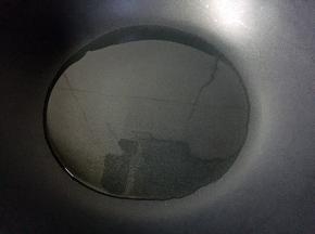 热锅倒油烧至八成热。