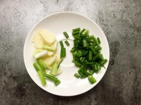 将大蒜切片，小葱切段。