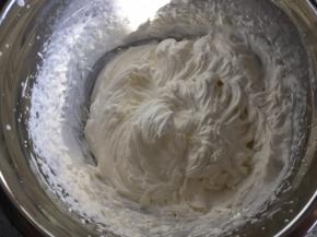 【奶油馅制作】淡奶油加入细砂糖，打发至可以裱花的状态