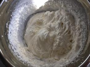 【奶油馅制作】淡奶油加入细砂糖，打发至可以裱花的状态