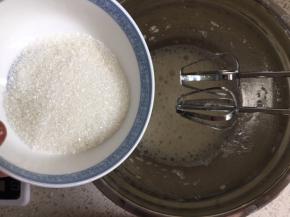 加入1/3的细砂糖，继续中速打发