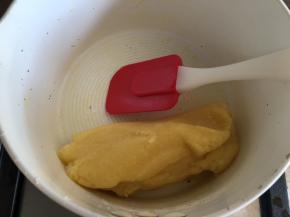 开小火，用刮刀搅拌成团，而且这个时候锅底有一层薄薄的面糊膜