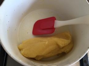 开小火，用刮刀搅拌成团，而且这个时候锅底有一层薄薄的面糊膜