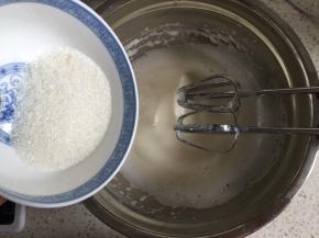 打发至蛋清泡沫细腻，再加入1/3的细砂糖继续打发，打发至蛋清有明显纹路时，倒入剩下的细砂糖，继续打发