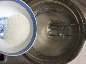 打发至蛋清泡沫细腻，再加入1/3的细砂糖继续打发，打发至蛋清有明显纹路时，倒入剩下的细砂糖，继续打发