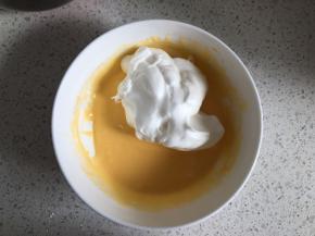 取1/3的蛋白霜到蛋黄糊中，刮刀Z字形上下翻拌均匀