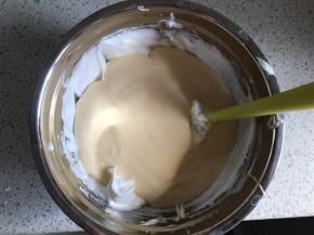 最后将翻拌均匀的蛋糕糊全部倒入剩下的蛋白霜中，翻拌均匀