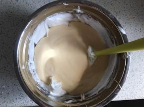 最后将翻拌均匀的蛋糕糊全部倒入剩下的蛋白霜中，翻拌均匀