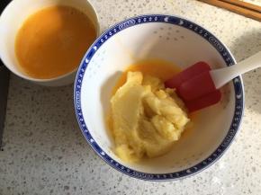 面团倒入碗中，分次加入打散的全蛋液，一边加入一边搅拌
