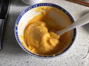 搅拌至黏稠，状态是比做泡芙的状态还要浓稠一点