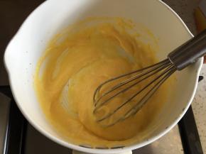 蛋奶液倒回奶锅中，小火加热，一边加热一边用打蛋器沿着一个方向搅拌，以免糊锅，直到蛋奶糊能划出明显纹路，并且很顺滑，关火