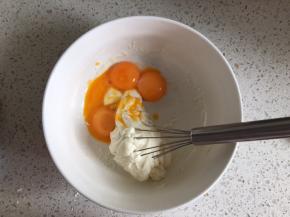 z字形搅拌至无干粉状态，加入蛋黄