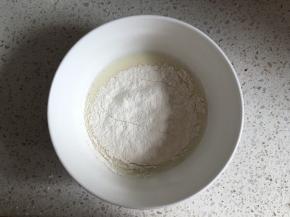 加入过筛的低筋面粉和玉米淀粉