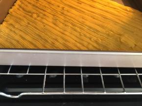 烤箱预热180度，上下火，烤18分钟左右，泡芙皮上色即可