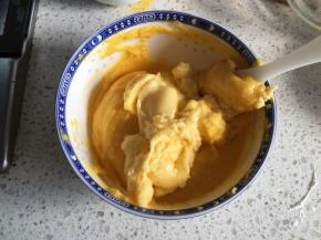 取出冷藏的克林姆馅，倒入泡芙面糊中，搅拌至完全均匀