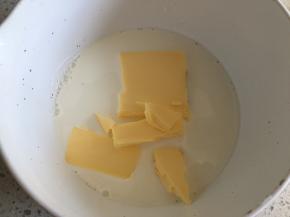 【泡芙体制作】奶锅中放入牛奶和黄油，加热至黄油融化，液体沸腾，关火