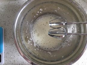 打发蛋清：蛋清内先滴入4滴柠檬汁，然后低速打发至粗泡状态