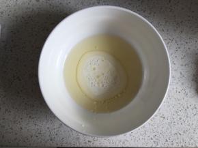 【蛋糕体制作】采用后蛋法，玉米油合牛奶先倒入容器内，手动打蛋器搅打均匀