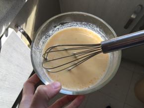 将牛奶分次倒入蛋糊中，边倒边搅拌，搅拌成均匀的蛋奶液