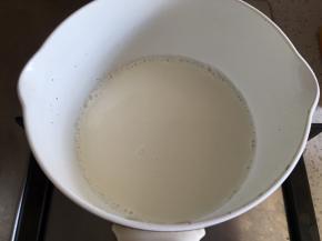 奶锅内倒入牛奶，加热到锅边有微微沸腾的气泡，关火