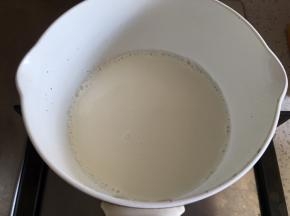 奶锅内倒入牛奶，加热到锅边有微微沸腾的气泡，关火