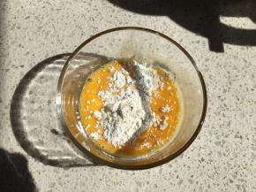 【克林姆馅制作】碗中放入打匀的蛋液，加入低筋面粉与玉米淀粉，用蛋抽混合均匀