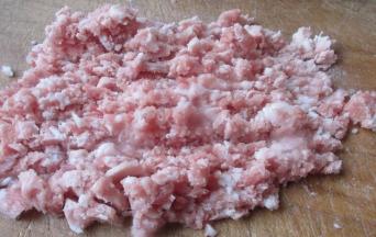 五花肉剁成肉馅。