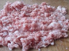 五花肉剁成肉馅。