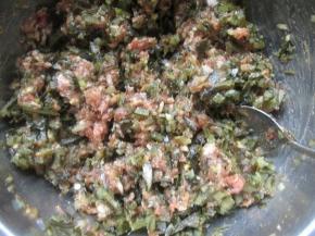 把肉馅加入葱姜，盐，黑豆酱油，花生油拌匀，再加入海带碎拌匀，馅就做好了。