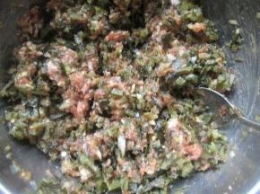 把肉馅加入葱姜，盐，黑豆酱油，花生油拌匀，再加入海带碎拌匀，馅就做好了。
