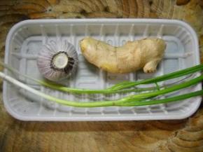 准备好葱姜蒜。