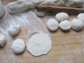 把发酵好的面团揉匀，揪成小剂子，擀成圆形的包子皮。