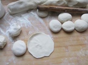 把发酵好的面团揉匀，揪成小剂子，擀成圆形的包子皮。